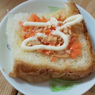 鮭フレークとにんじんトースト(*^-^*)